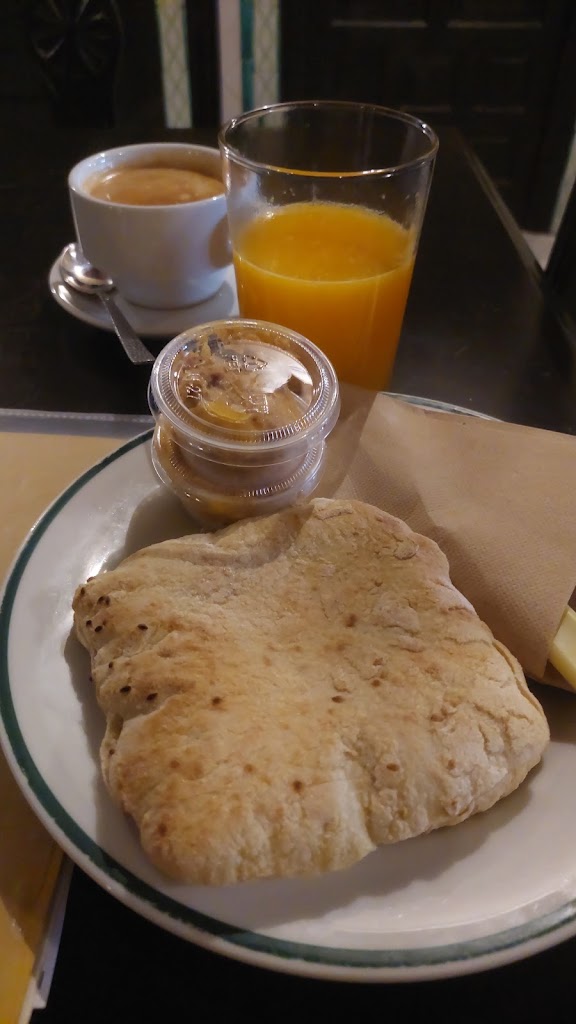 Bar Cafe Canete — Comida y bebida
