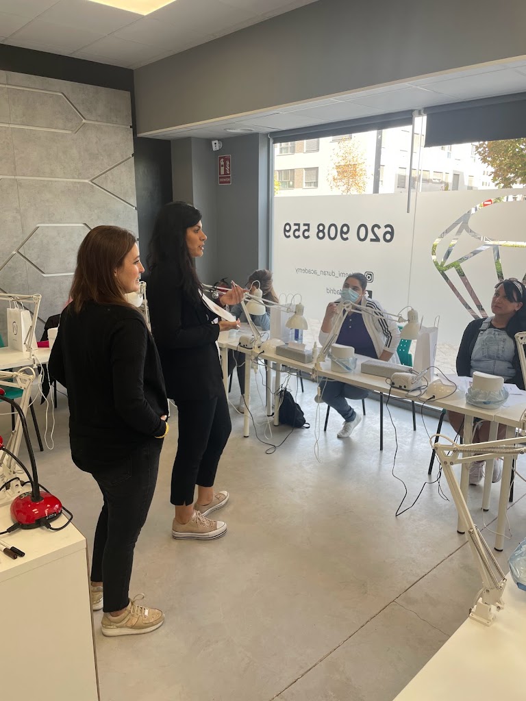 Noemi Duran academia de unas y belleza