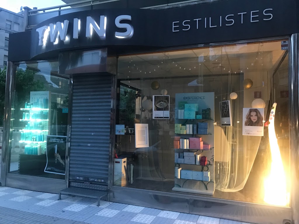 Twins Estilistes — Exterior