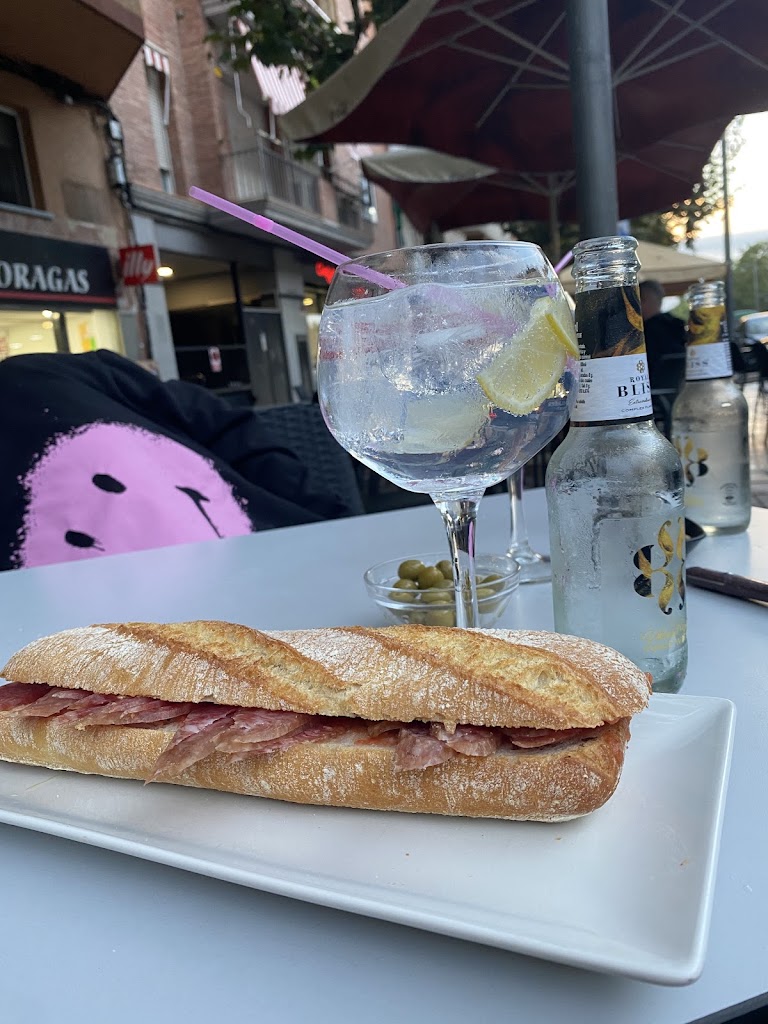 Bar restaurant Can Moragas — Comida y bebida