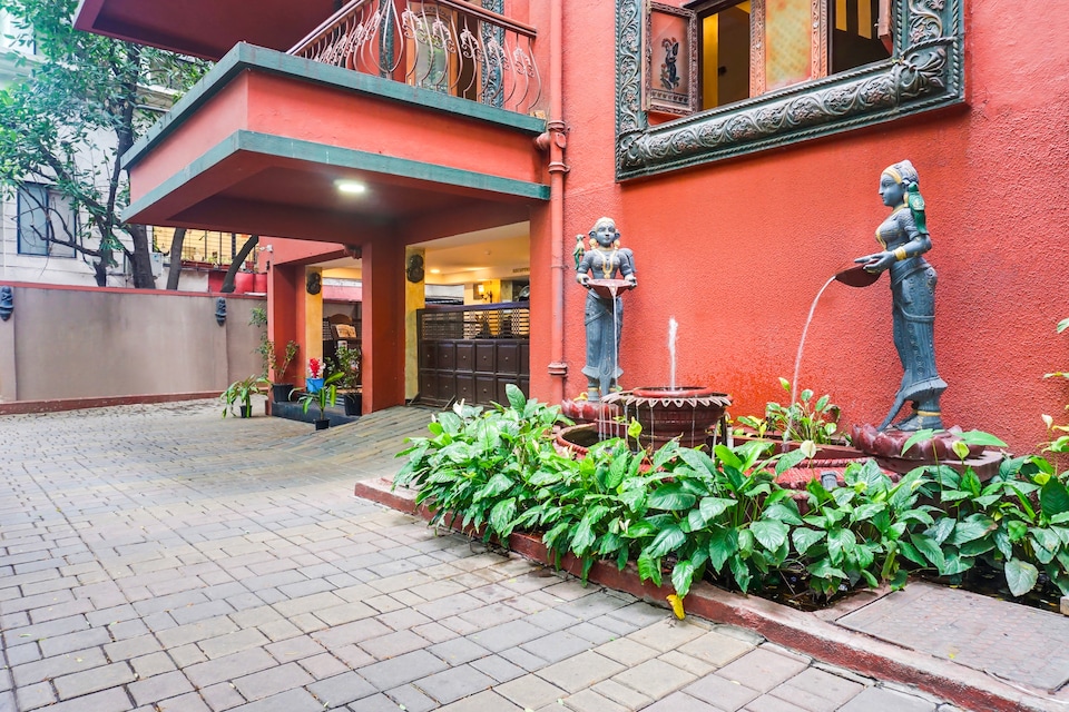 Super Townhouse Oak Prabhat Road Formerly Hotel Royalty