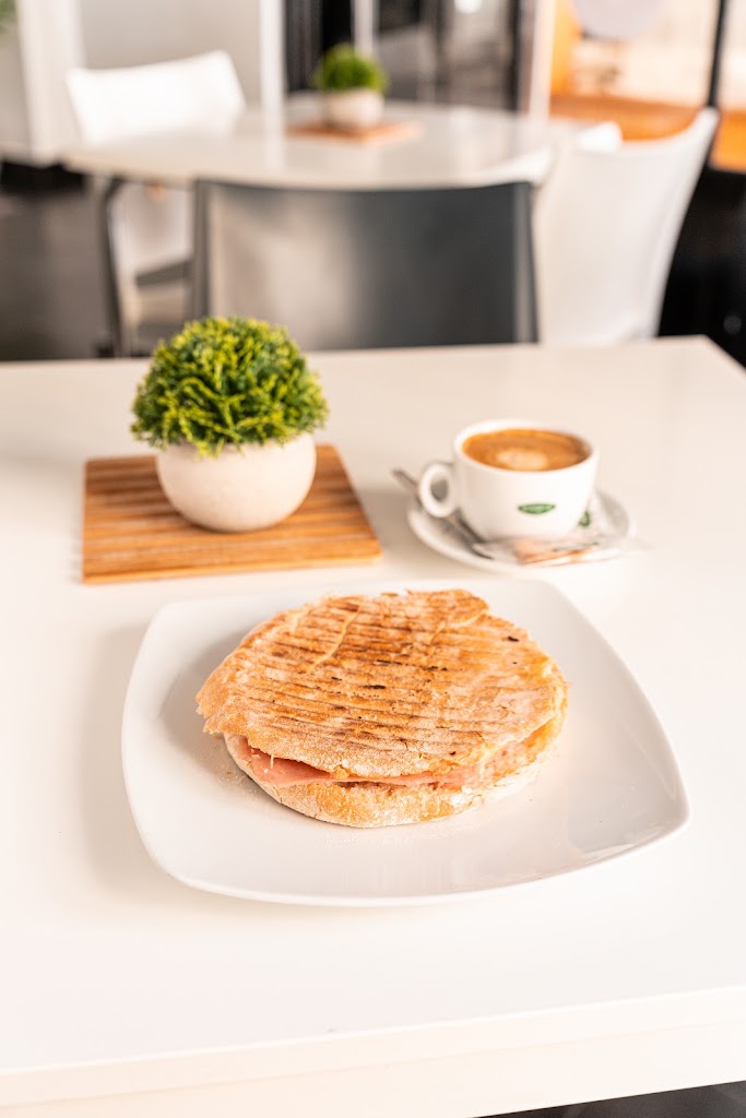Almu's Coffee & Bar — Comida y bebida