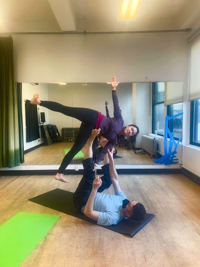  Acroyoga Learning Lab