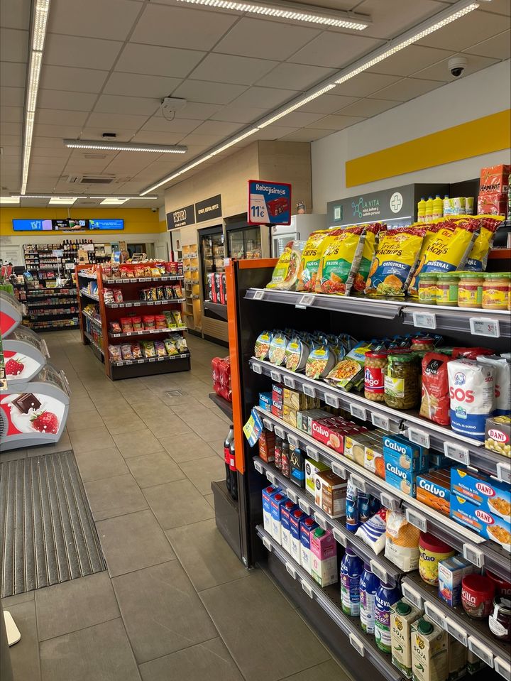 Estacion de servicio Moeve, antes Cepsa — Interior