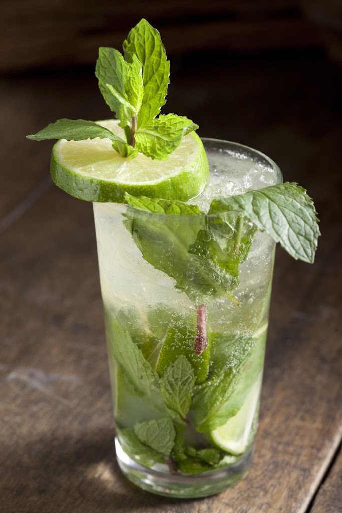 M7 Lounge — Comida y bebida