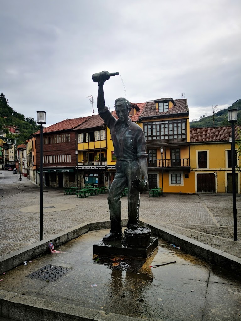Escultura "El escanciador de sidra"