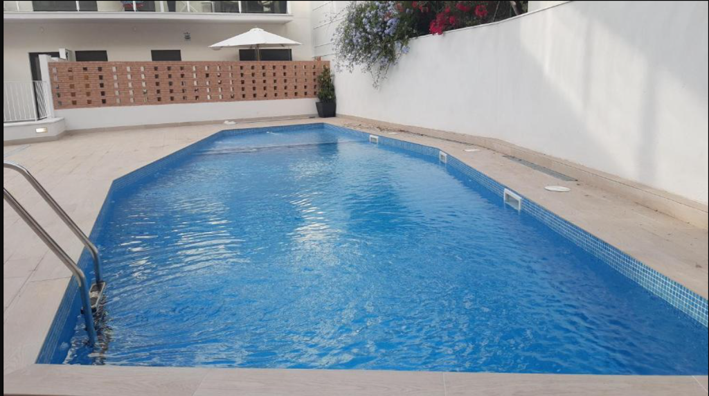 Obra nueva a estrenar con piscina en el centro de Vilanova