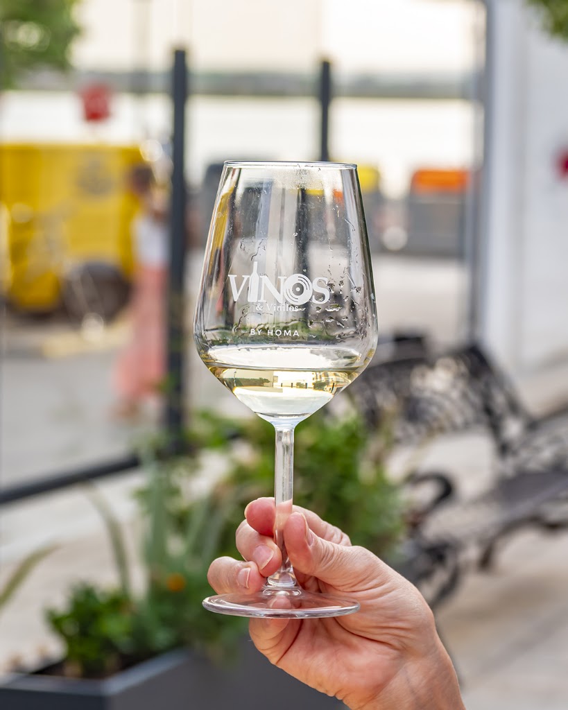 Vinos & Vinilos — Comida y bebida
