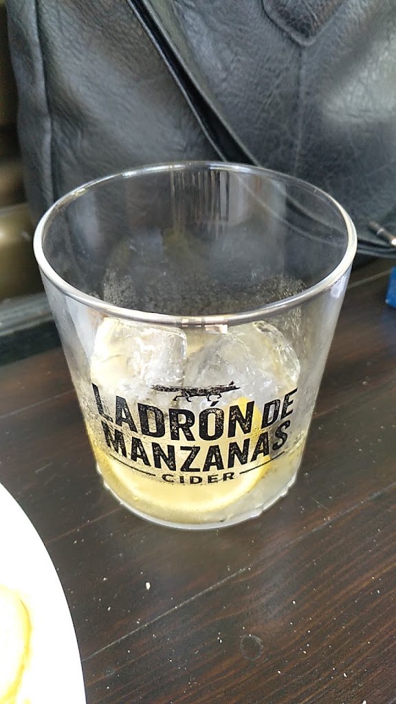 Bar Trece Rue — Comida y bebida