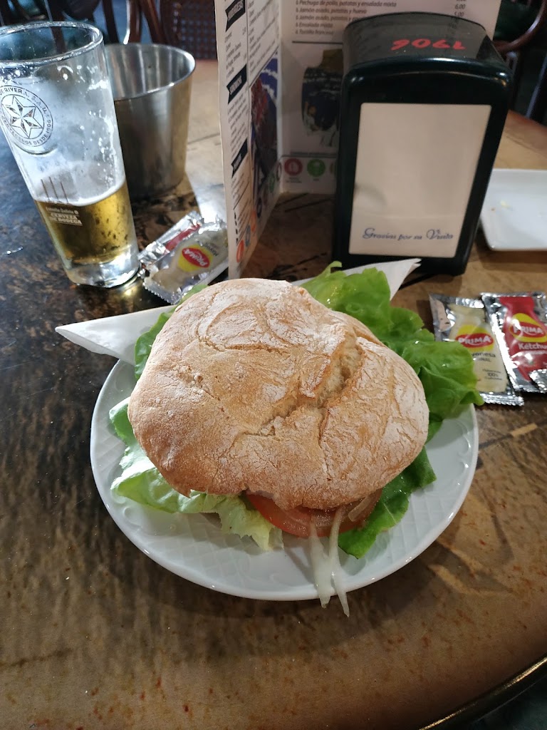 Cafeteria Kima Bay — Comida y bebida