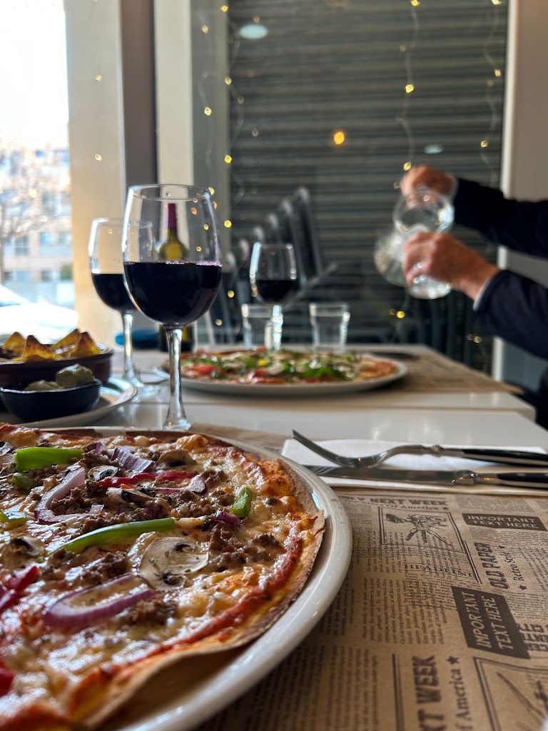 Pipes Pizza y Creperia — Comida y bebida