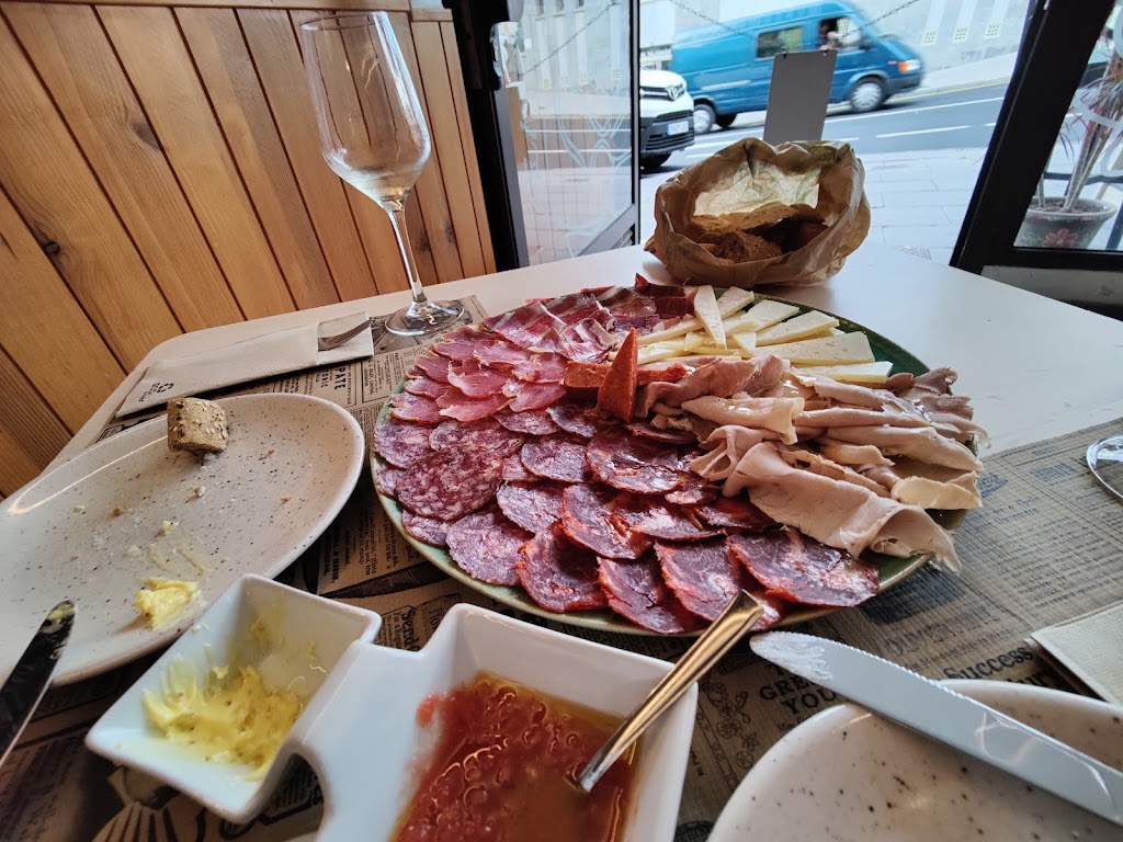 Restaurante El Jamon de Moises — Comida y bebida