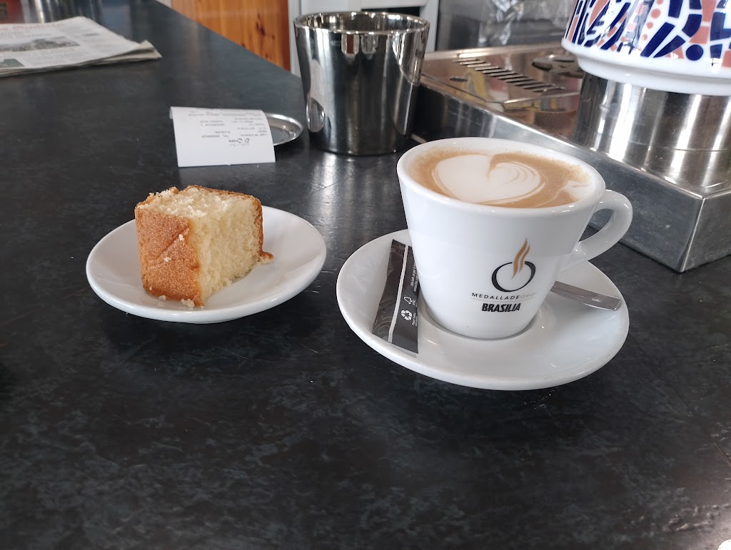 Cafe Bar El Cruce — Comida y bebida