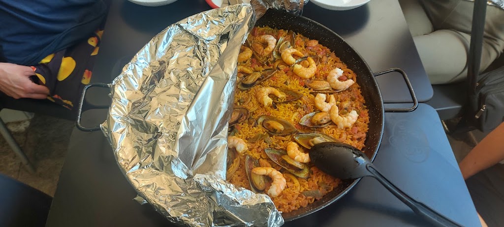 Bar salon aguila playa — Paella
