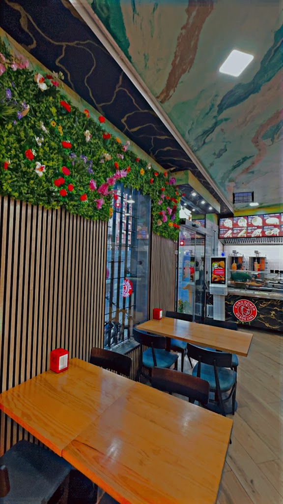Euro Doner y Pizzeria - Plc. Vila — Ambiente