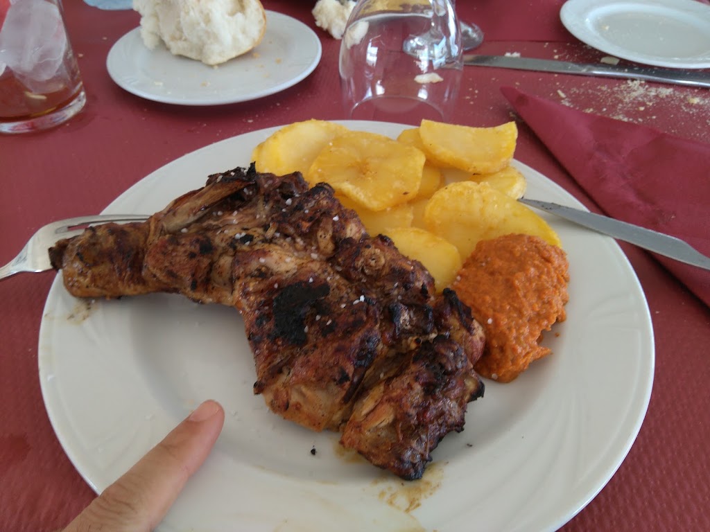 CEPSA Y Restaurante — Comida y bebida