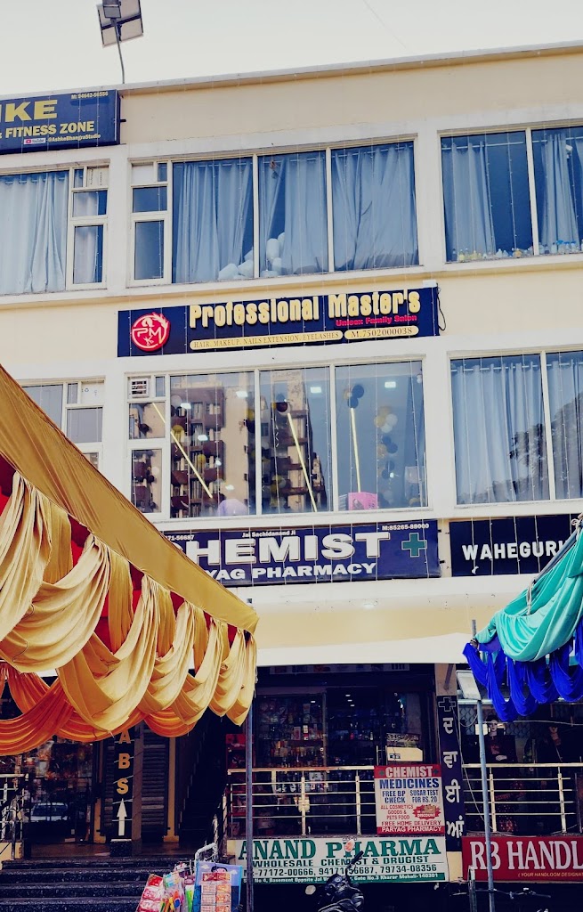 Professional Master Unisex Family Salon Best Salon Nail Extension Best Male Up Artist Best Unisex Salon In Kharar