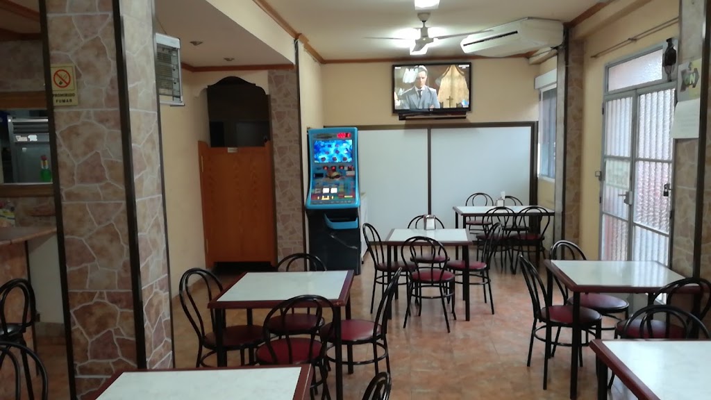 Domingo Pizzeria y Kebap — Ambiente