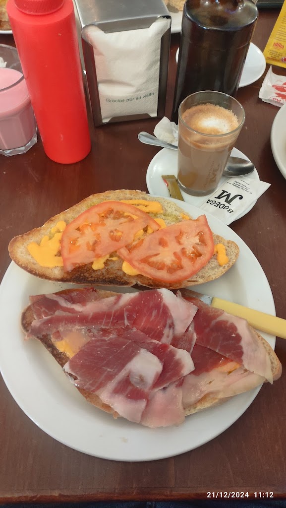 Bodega JM — Comida y bebida