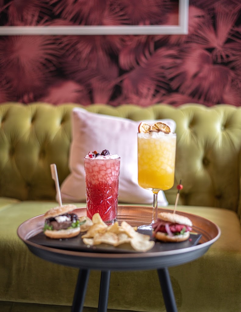 Aquelarre Cocktail Bar — Comida y bebida