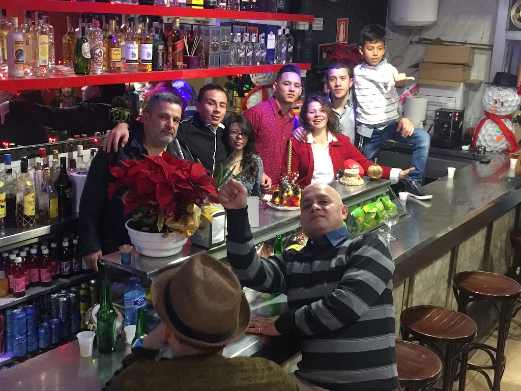 El Vecino Sport Bar — Ambiente