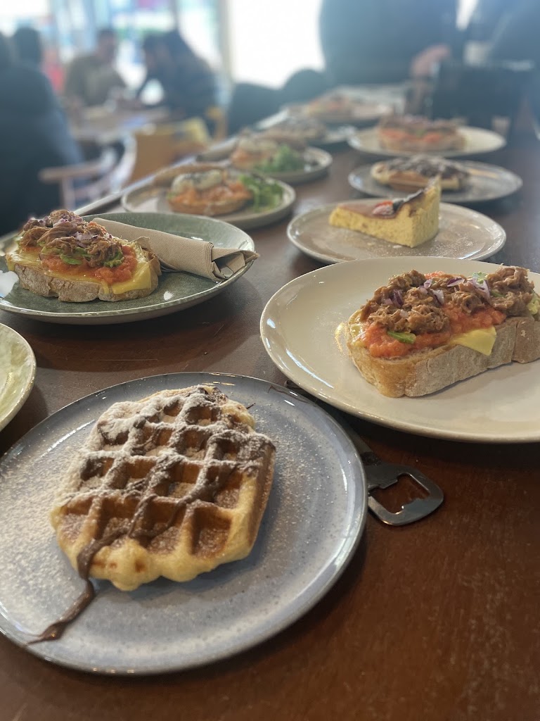 La Matinal Coffee & Brunch — Comida y bebida