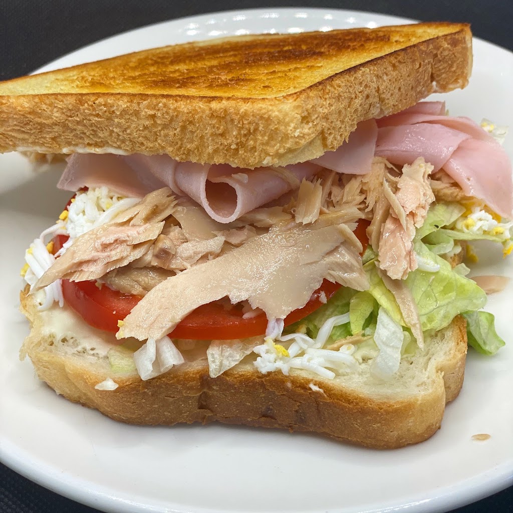 Alvarito's Bar — Comida y bebida