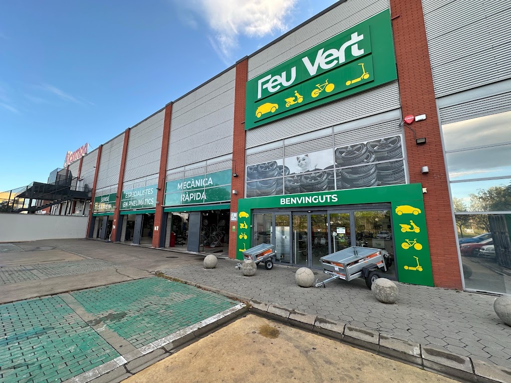 Feu Vert — Exterior
