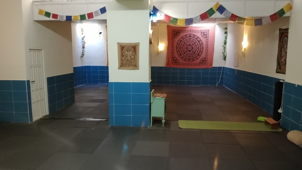 Sala de yoga y Pilates Isidro Surya Namaskar