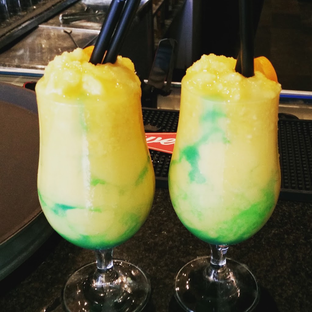 La Cura Lounge Bar — Comida y bebida