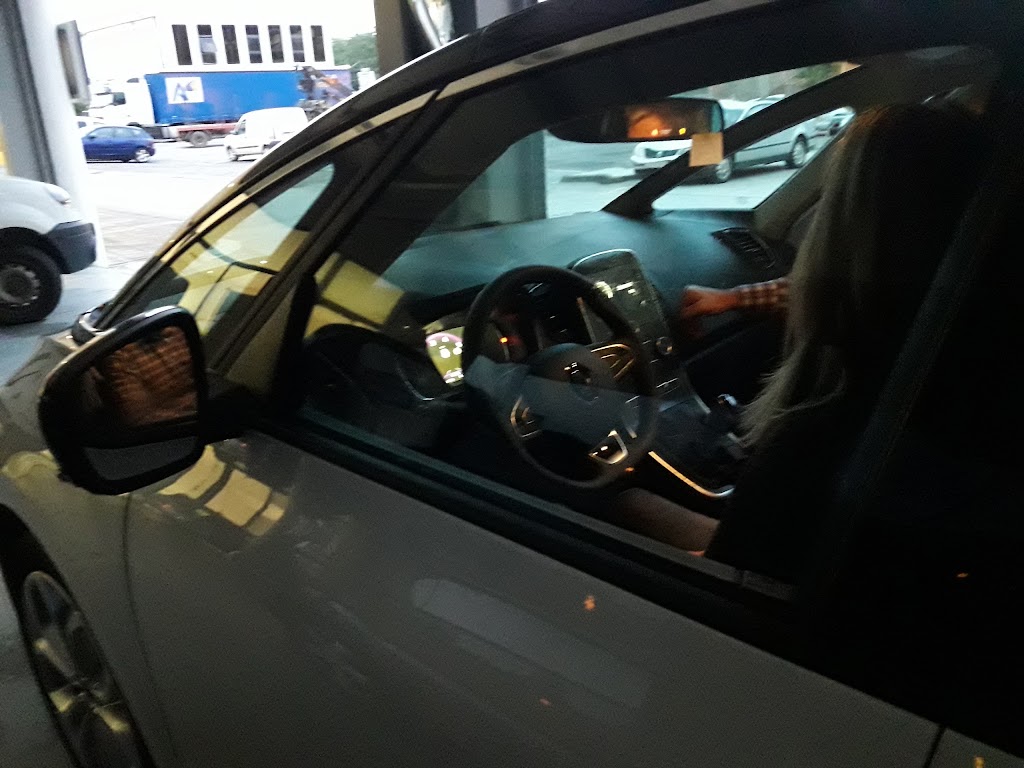 EKIN AUTOAK, S.A.L. - Venta y taller de reparacion de vehiculos oficial de Renault-Dacia — Hatchback