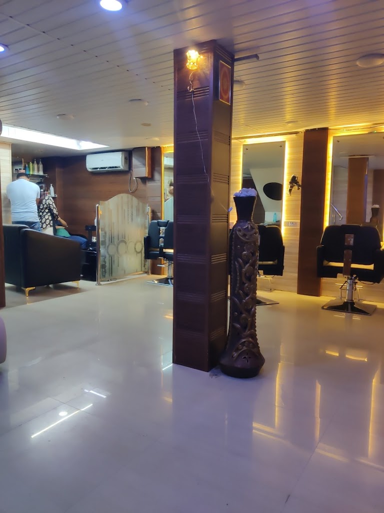 Elegant Unisex Beauty Studio