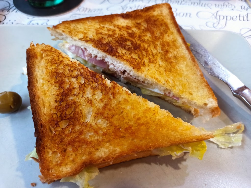 Bruno Cafeteria — Comida y bebida