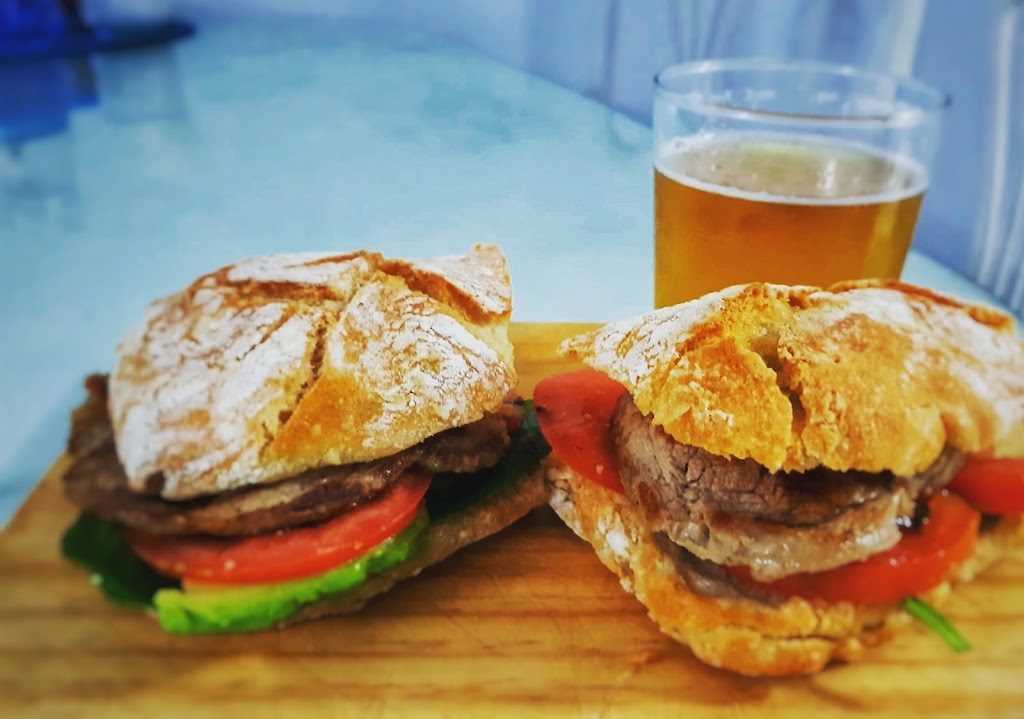 Bar LA ACADEMIA — Comida y bebida