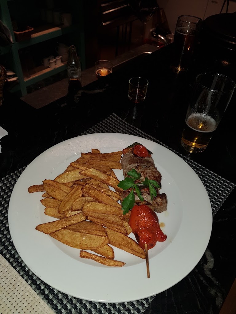 Cheers Bar — Comida y bebida