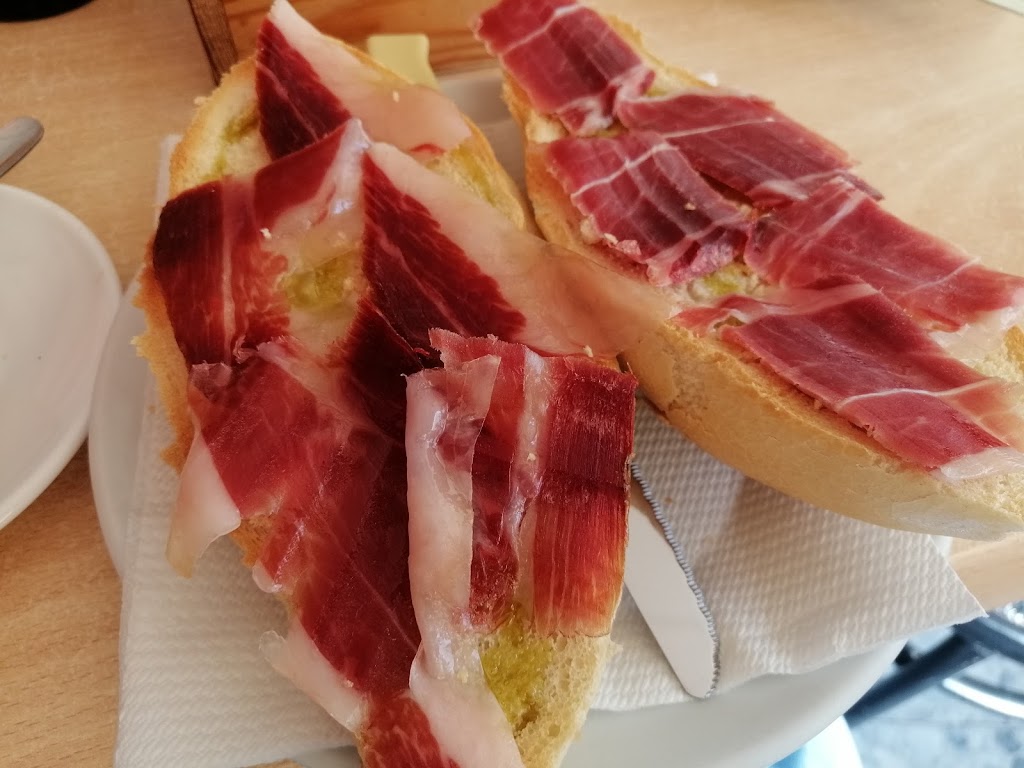 Cafe Bar Alberto Desayunos Y Tapas — Comida y bebida