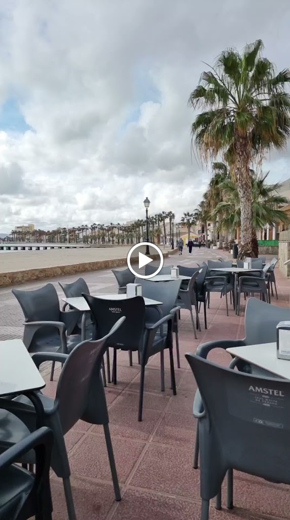 Monty's Cafe Bar Restaurant — Ambiente