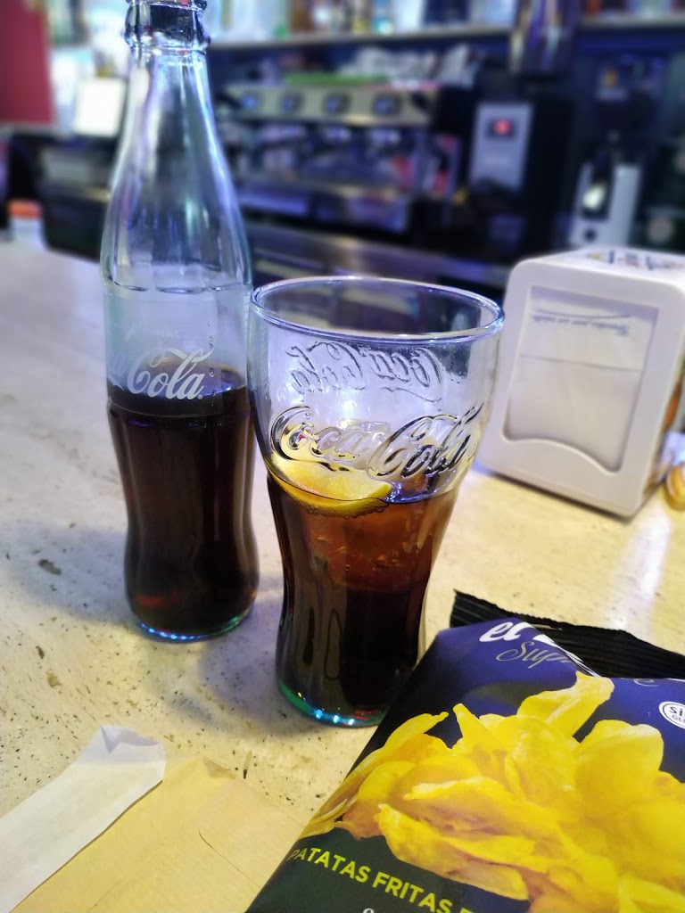 Cafe Bar Cremaet — Comida y bebida