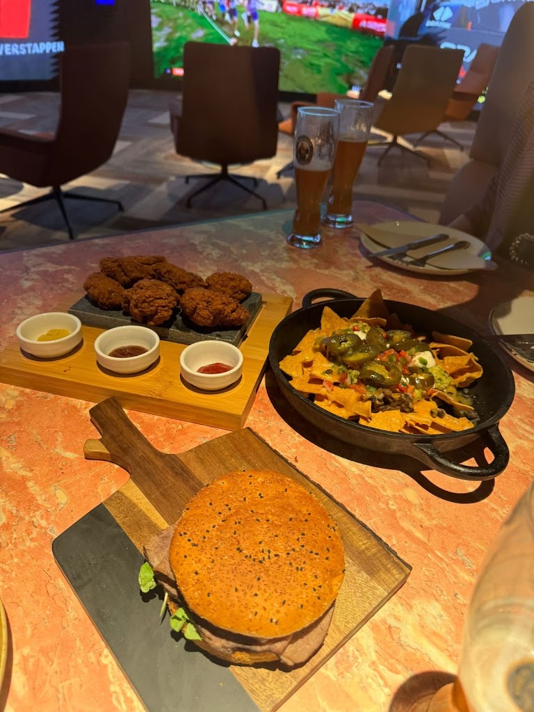 Sports Bar - Knockout! — Comida y bebida