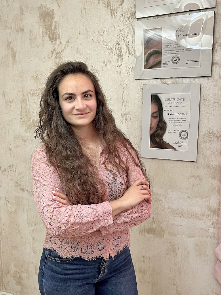 Silvia Rizzuto Academia Estetica. Cursos, extensiones de pestanas, diseno de unas y venta de productos.