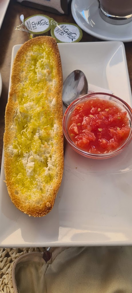 Panaderia y Cafeteria Tomas — Comida y bebida