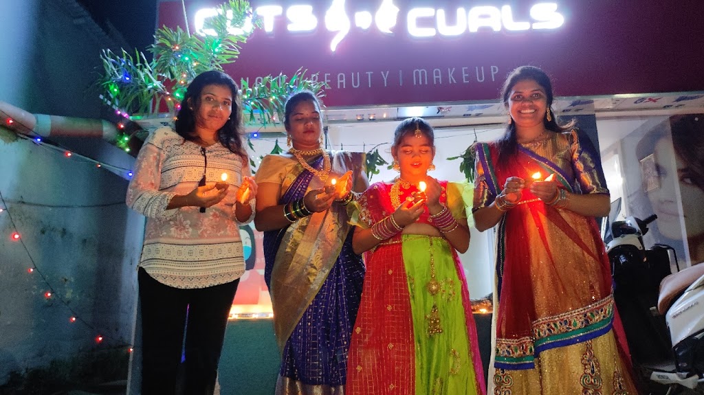 Cuts N Curls Men And Women Beauty Salon