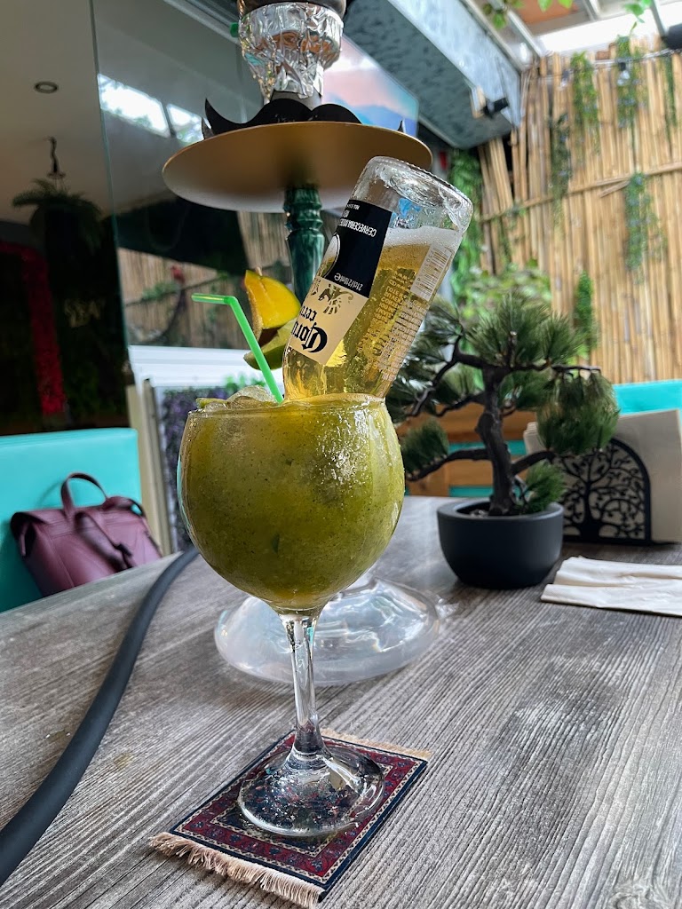 Bonsai Shisha Lounge — Comida y bebida