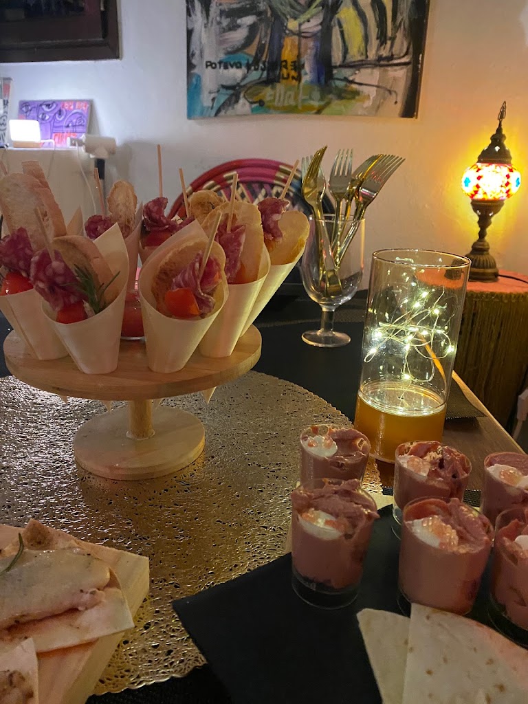Bar Es Cafeti — Comida y bebida