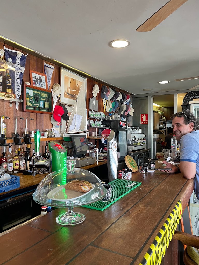 Sailor's Bay Bar — Comida y bebida