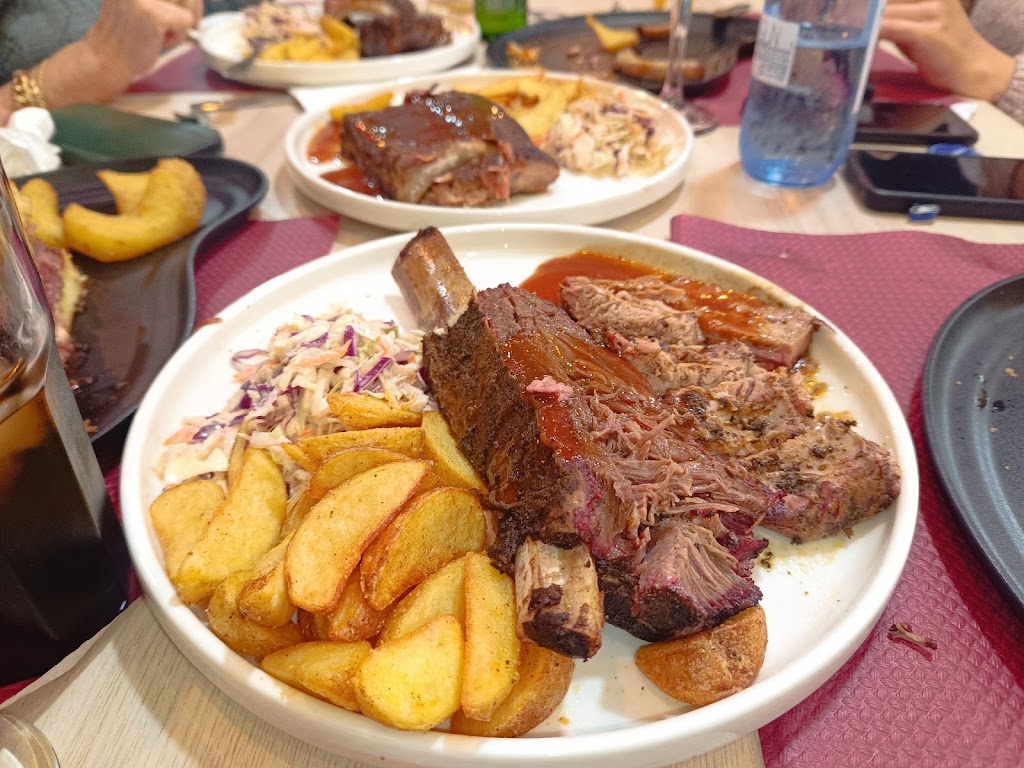 Broncos Smoke — Comida y bebida