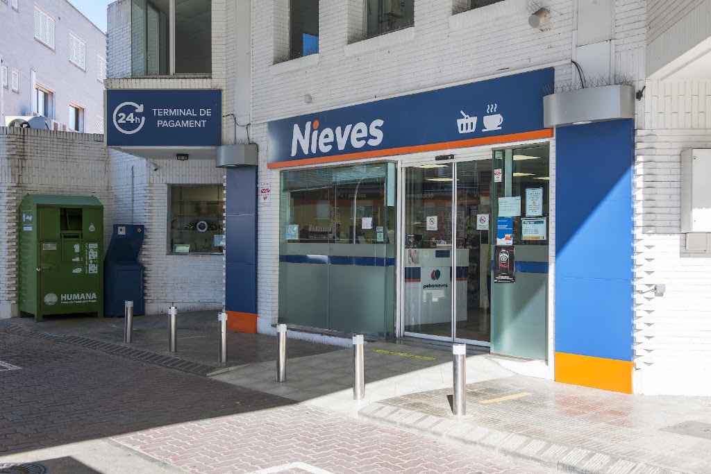 Gasolinera Nieves Terrassa — Exterior