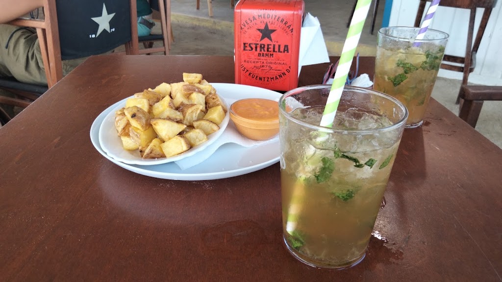 Tsunami Beach — Comida y bebida