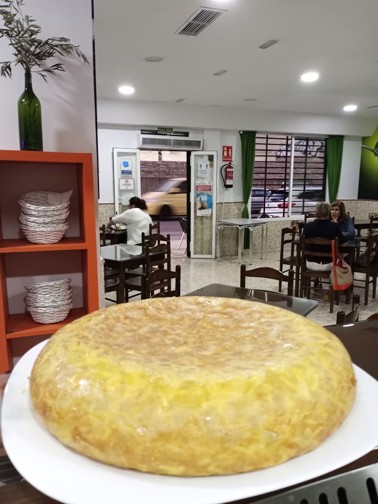 Bar Cafeteria Los Olivos — Comida y bebida