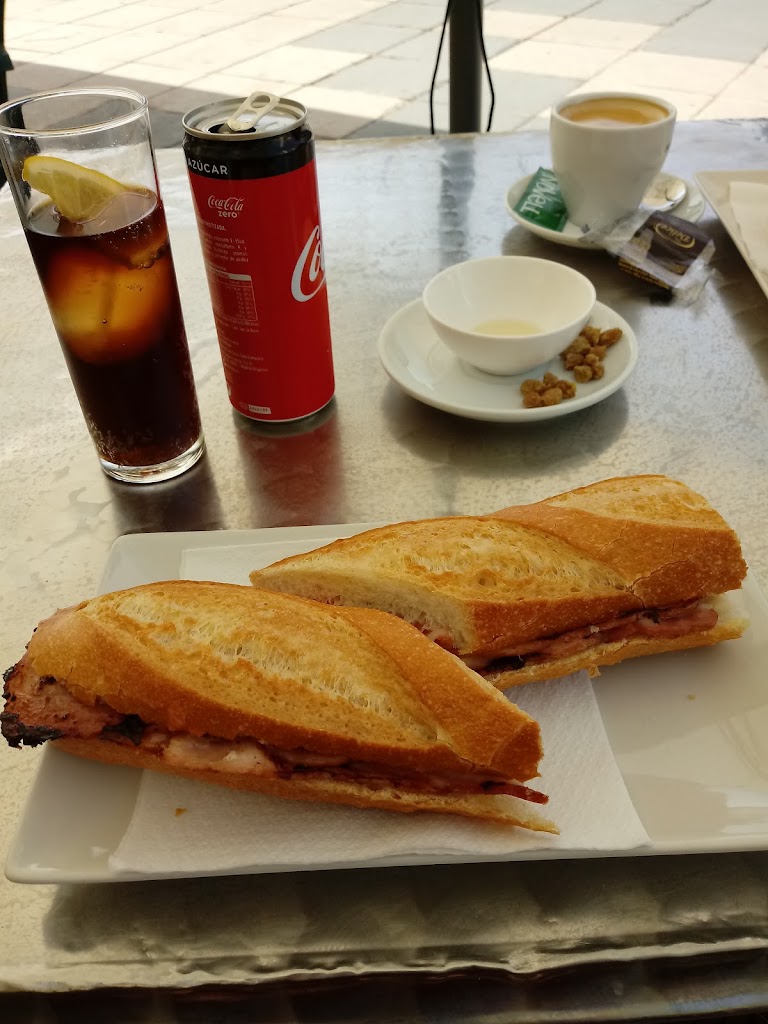 L'agulla Granja Cafeteria — Comida y bebida